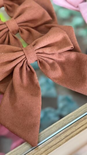 Laço G Em Linho Marrom