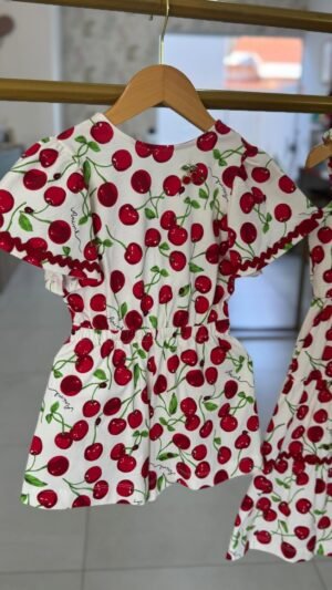 Macaquinho Animê Cerejas