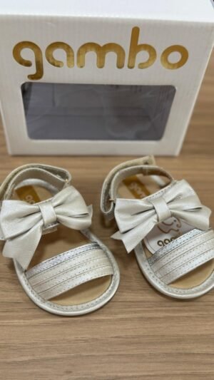 Sandalia Menina Em Couro Gambo Perolada