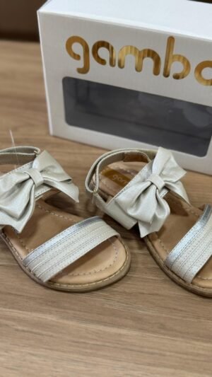 Sandalia Menina Em Couro Gambo Perolada